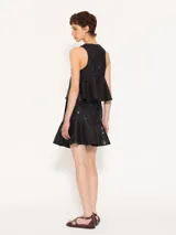 Minifalda negra con lentejuelas y volados en el ruedo.