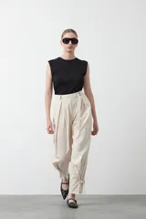 Top sin mangas de color negro con textura floral en relieve, cuello redondo y diseño estructurado.