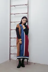 Vestido midi de punto con cuello polo y diseño de bloques de color en tonos azul, marrón, negro y rojo.