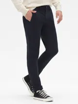 Pantalón de gabardina azul marino, corte skinny, con bolsillos laterales y traseros.
