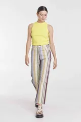 Remera negra sin mangas con cuello alto.