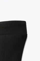 Vestido largo negro, palabra de honor con hombros descubiertos y falda de tul.