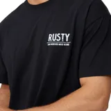 Remera negra de manga corta con logo de la marca Rusty estampado en el pecho. Corte clásico.