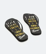 Chinelas negras con estampado de diferentes tipos de cerveza en amarillo.