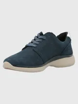 Zapatillas Hush Puppies modelo Goss, color azul marino, confeccionadas en cuero, con detalles metalizados en el talón y cordones. Suela de EVA con tecnología Zero G y plantilla Bloom de algas recicladas.