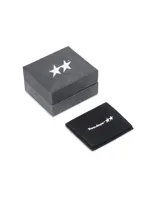 Anillo tipo sello de plata 925, con acabado envejecido. La parte superior ovalada presenta dos estrellas superpuestas sobre un fondo oscuro. El aro tiene grabados de estrellas pequeñas en el lateral.