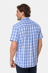 Camisa de hombre de manga corta con estampado a cuadros en tonos celeste y blanco. Confeccionada en algodón.