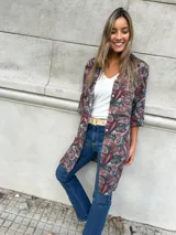 Camisa larga con estampado paisley en tonos azul, rojo y blanco.