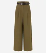 Pantalón de vestir color verde oliva, de corte wide leg, con cintura alta, trabillas, cinturón con hebilla cuadrada, bolsillos delanteros y pliegues. Confeccionado en viscosa sostenible.