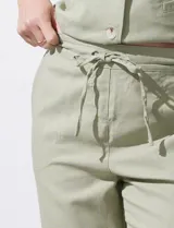 Pantalón verde claro de lino, marca Alex & Jordan. Tiene pretina ancha con lazo de ajuste y bolsillos verticales delanteros.