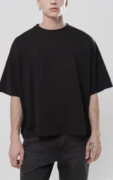 Remera negra de manga corta con calce boxy fit, confeccionada en tejido jersey 24/1 americano.