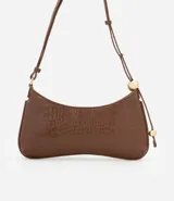 Cartera baguette color blanco con textura croco, correa de hombro con esferas plateadas y cierre de cremallera.