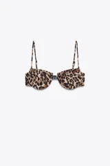 Top de bikini con estampado animal print, con aros y tirantes finos ajustables. Tiene forro interior y cierre trasero con gancho.