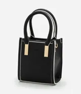 Bolso transversal pequeño tipo bandolera, color negro con detalles en blanco y herrajes dorados. Tiene correa de mano, asa larga desmontable y cierre superior.