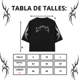 Remera de algodón negra con cuello alto y corte boxy/oversize. Estampa frontal y en mangas con diseño tribal en color blanco.