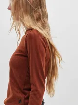 Remera gris de tejido acanalado, cuello redondo y corte crop.