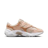 Championes Nike Al8 de mujer, color crema con detalles en naranja y logo plateado.