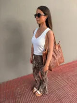 Bolso tote de cuero color marrón tostado, con costuras decorativas en hilo crudo y doble asa de hombro.