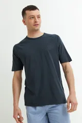 Remera verde militar de algodón con cuello redondo y manga corta. Estampado pequeño en el pecho. Corte clásico.