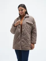 Campera negra de pana con diseño acolchado en forma de rombos, cuello camisero, cierre con botones a presión, bolsillos de parche con solapa en el pecho y bolsillos laterales.