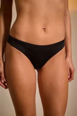 Bombacha vedetina estampada con flores y hojas en tonos verde y blanco.