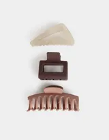 Set de tres broches para el pelo en diferentes formas y colores: uno triangular color crema, uno rectangular color marrón chocolate y uno con forma de pinza color rosa viejo.