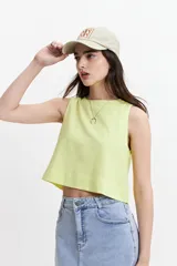 Blusa musculosa color verde lima, de corte recto y confeccionada en tejido simil lino.