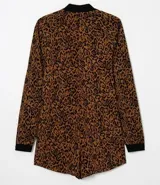 Mono corto con estampado animal print, cuello mao, cierre frontal con cremallera y mangas largas.