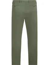 Pantalón chino cónico color verde militar, confeccionado en satén de algodón elástico. Cuenta con cierre de cremallera y botón, dos bolsillos laterales abiertos, pequeño bolsillo delantero en la cintura y dos bolsillos traseros de ojal con botón.