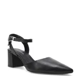 Zapato de cuero negro con punta fina, taco cuadrado y tobillera con hebilla.