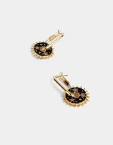 Aros dorados tipo argolla con dije colgante en forma de sol negro con estrellas rosadas.