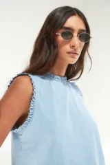 Musculosa celeste de denim con cuello redondo y volados en cuello y sisas.