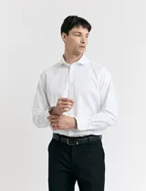 Camisa blanca de vestir, de corte clásico y manga larga.