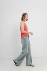 Pantalón jean de tiro alto, corte ancho y pierna cónica.