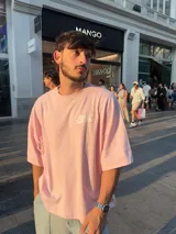 Remera negra de corte holgado con estampado en la espalda con la palabra "Ittai" en blanco y una estrella.