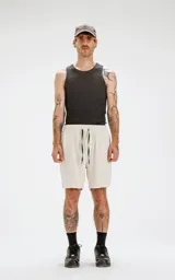 Bermuda color beige de algodón con elástico en la cintura, cordón bordado y bolsillos laterales.