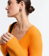 Blusa color naranja de viscosa acanalada, con escote en U y mangas largas.