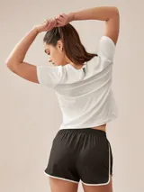 Short deportivo negro con cintura elástica y ribete blanco en el ruedo.
