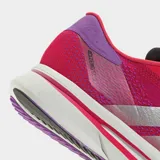 Championes de running Adidas Adizero SL 2, color fucsia/rosa intenso con detalles en plateado metálico, morado y negro. Presentan una entresuela gruesa blanca con tecnología Lightstrike Pro y detalles en rosa y morado.