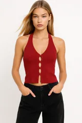 Top negro sin mangas de viscosa con cuello halter, abertura frontal con botones y corte ajustado.