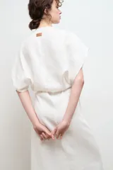 Kimono de lino con diseño fluido y corte ligeramente amplio, ideal para superponer.