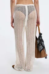 Pantalón de crochet color blanco, de tiro alto y corte acampanado.