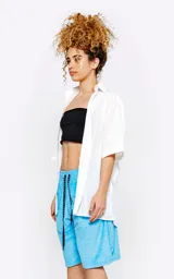 Bermuda celeste confeccionada en tela towel con elástico y cordón bordado con la palabra LUXO.