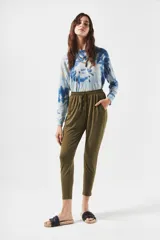 Pantalón babucha negro con cintura elastizada y cordón ajustable.