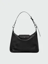 Bolso hobo negro de tamaño mediano con correa ajustable para el hombro.