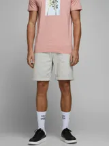 Short de jean gris con diseño clásico de cinco bolsillos y dobladillo en el ruedo.