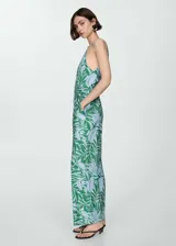 Mono largo con estampado floral en tonos verdes y celestes, de tirantes finos, cuello redondo y corte recto.