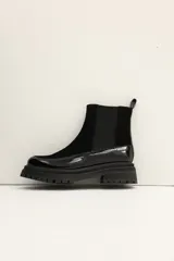 Botas negras de cuero con elástico lateral y suela track.