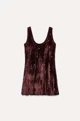 Vestido corto de terciopelo color marrón oscuro con escote redondo, tirantes anchos y detalle de abalorios plateados.