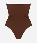 Malla entera femenina color marrón oscuro, estilo strapless (sin tirantes), con un corte ajustado al cuerpo.